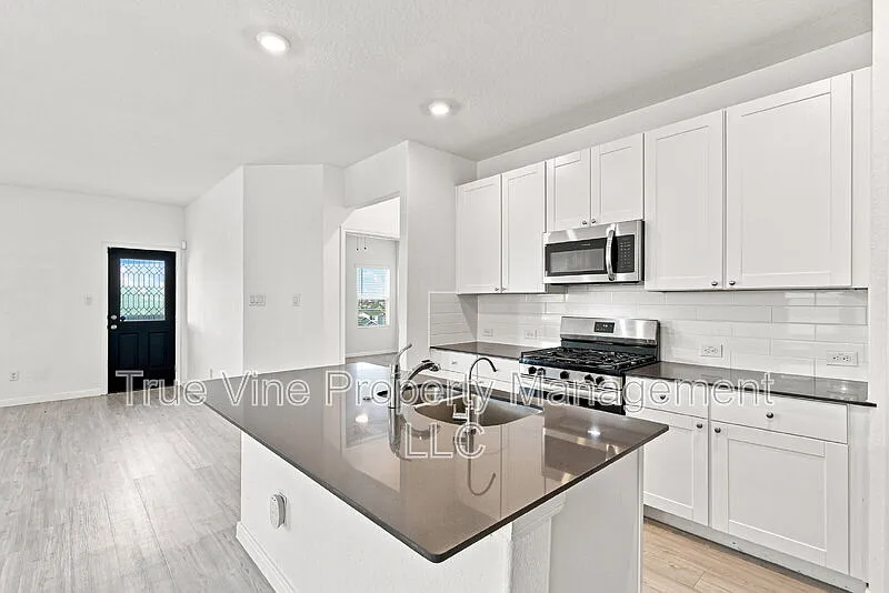 3 bed, 2.0 bath, 1910 sqft, $2,100 — Photo 4