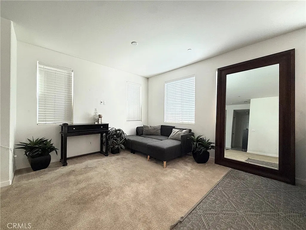 5 bed, 2250 sqft, $3,680 — Photo 3