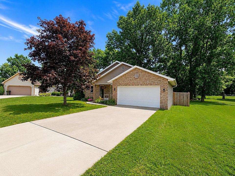 1st image of 216 Oakcrest Ct