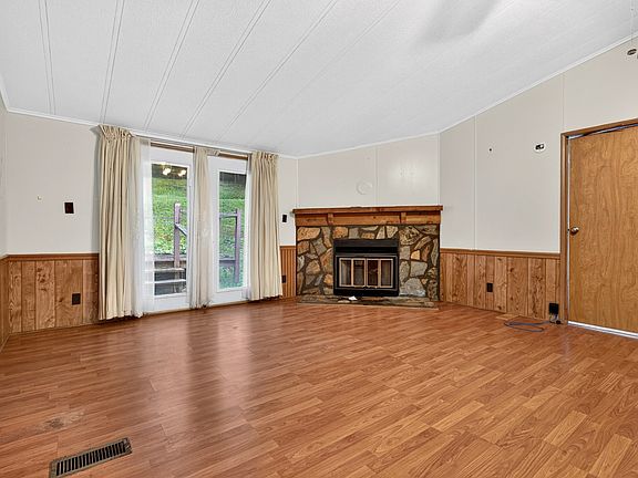 2nd image of 401 Hermitage Cir