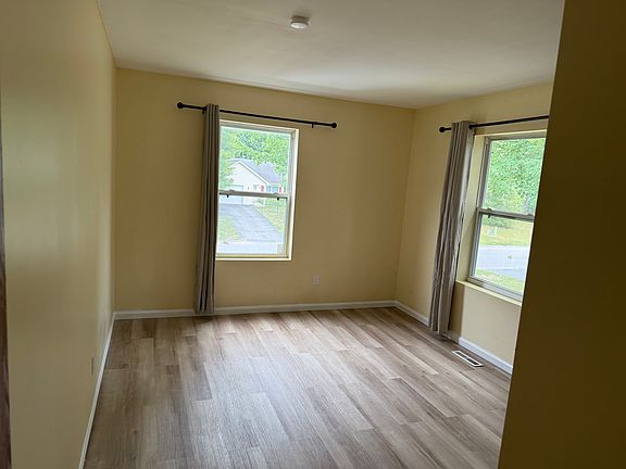 5th image of 319 Meadowlark Dr