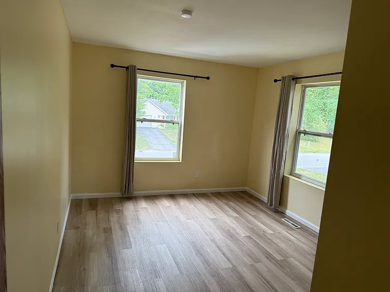 319 Meadowlark Dr — Photo 5