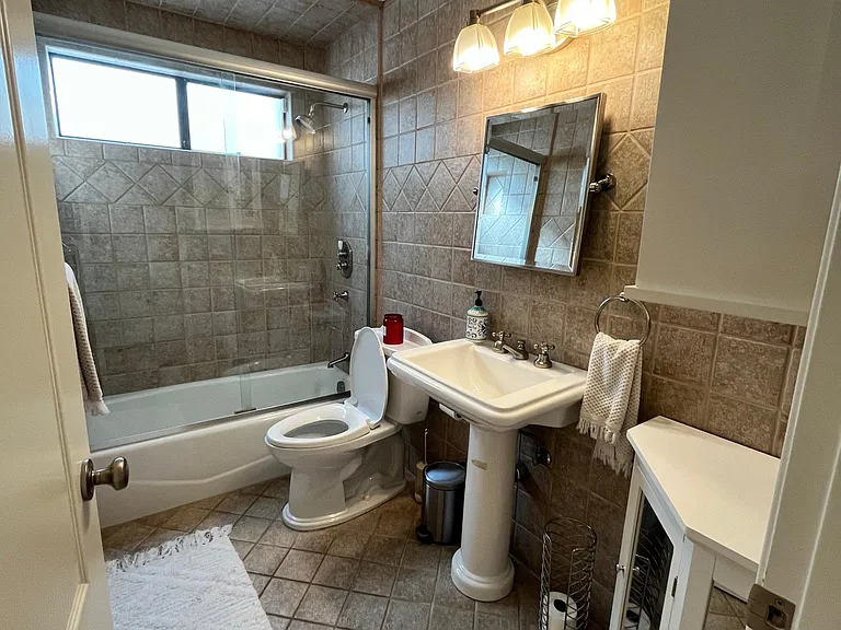1910 Pelham Ave #4 — Photo 16