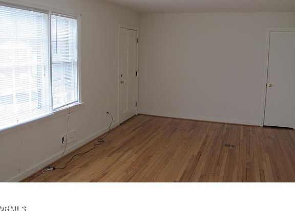 3rd image of 8614 Oakcroft Dr