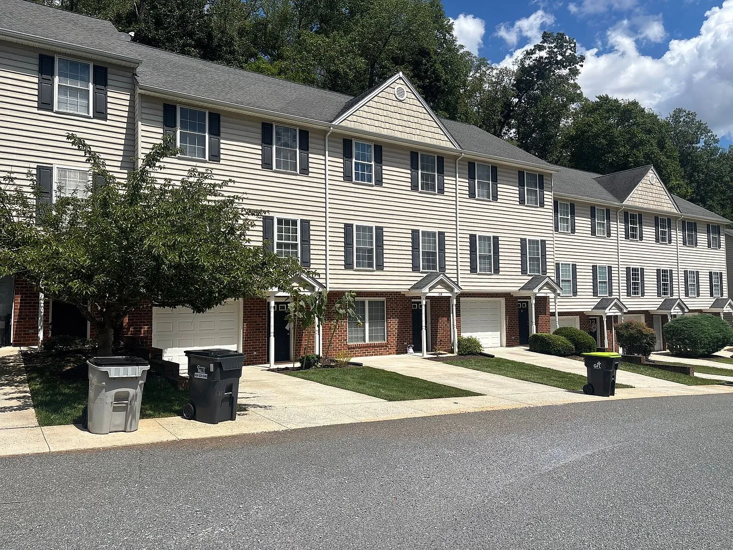 Crescentwood Townhomes on Lakeside Drive — Photo 2