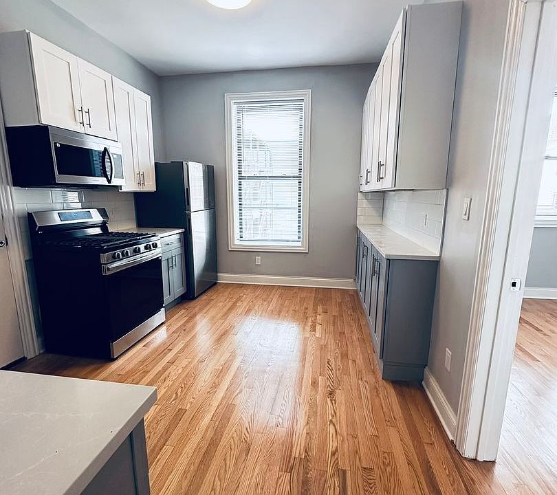 1st image of 900 W Montrose Ave #4410-2