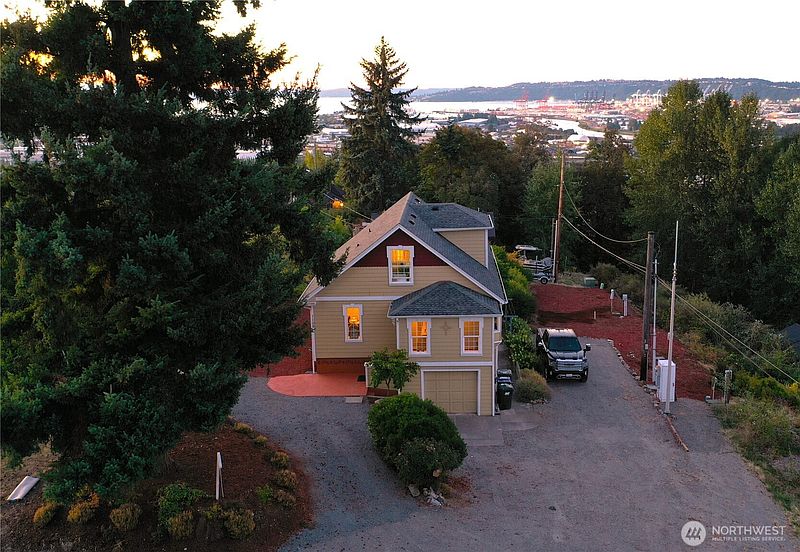 2nd image of 1109 E 31st Street