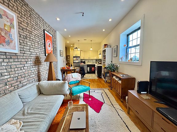 3rd image of 12 Underhill Ave APT 2R