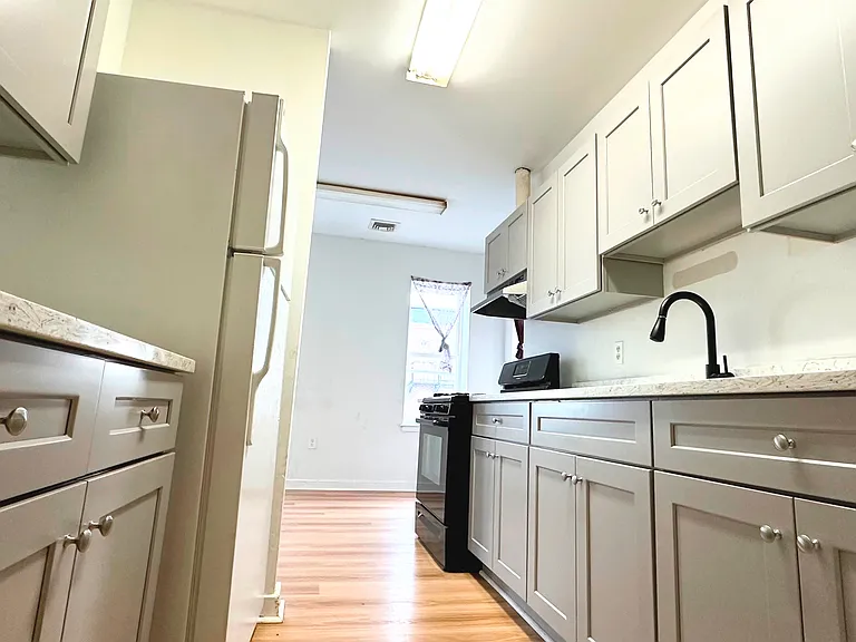 200 Stanbridge St #2 — Photo 3