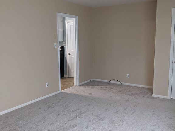 3rd image of 524 Goldfinch Ave