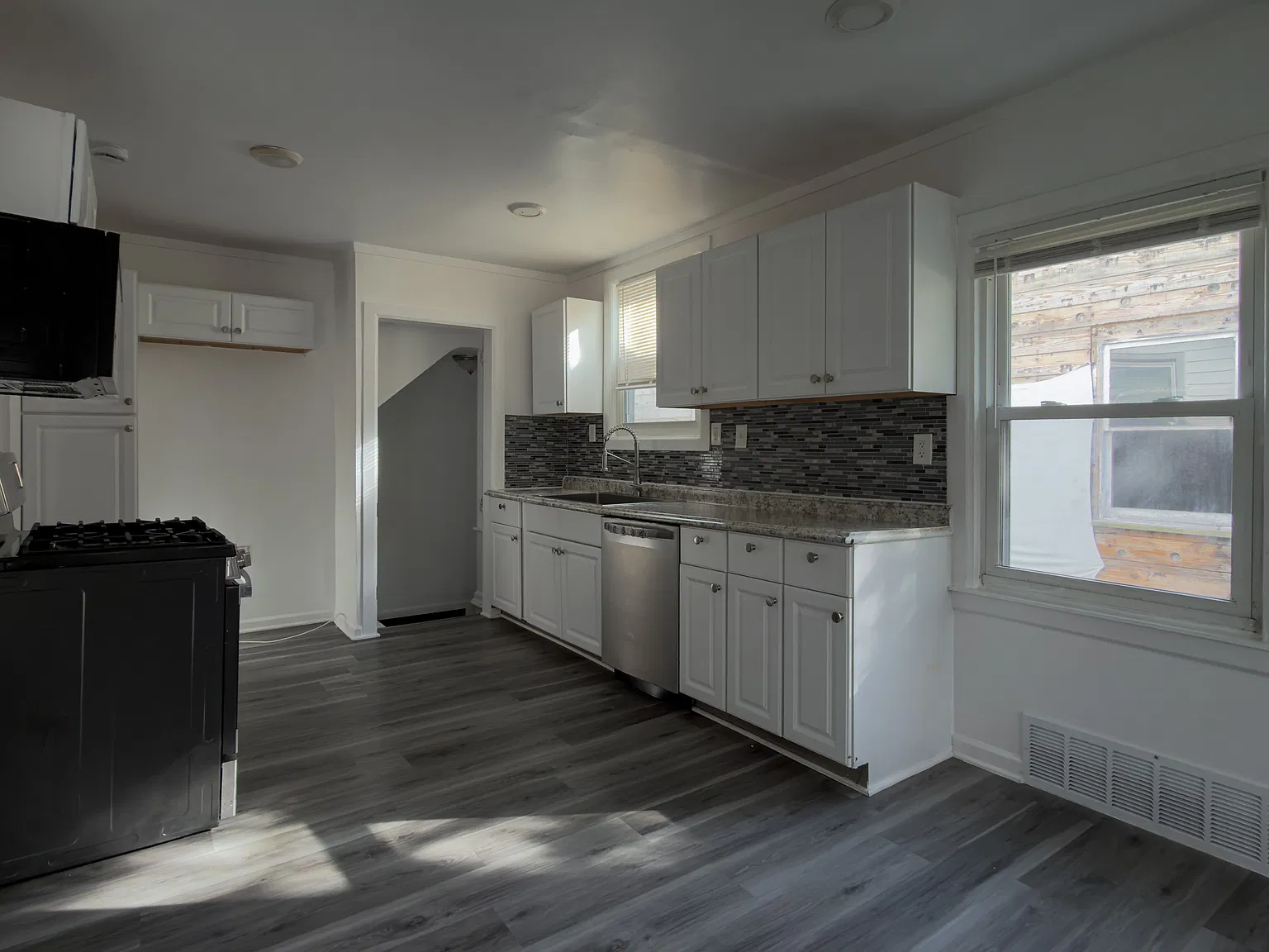3 bed, 1052 sqft, $1,200 — Photo 2