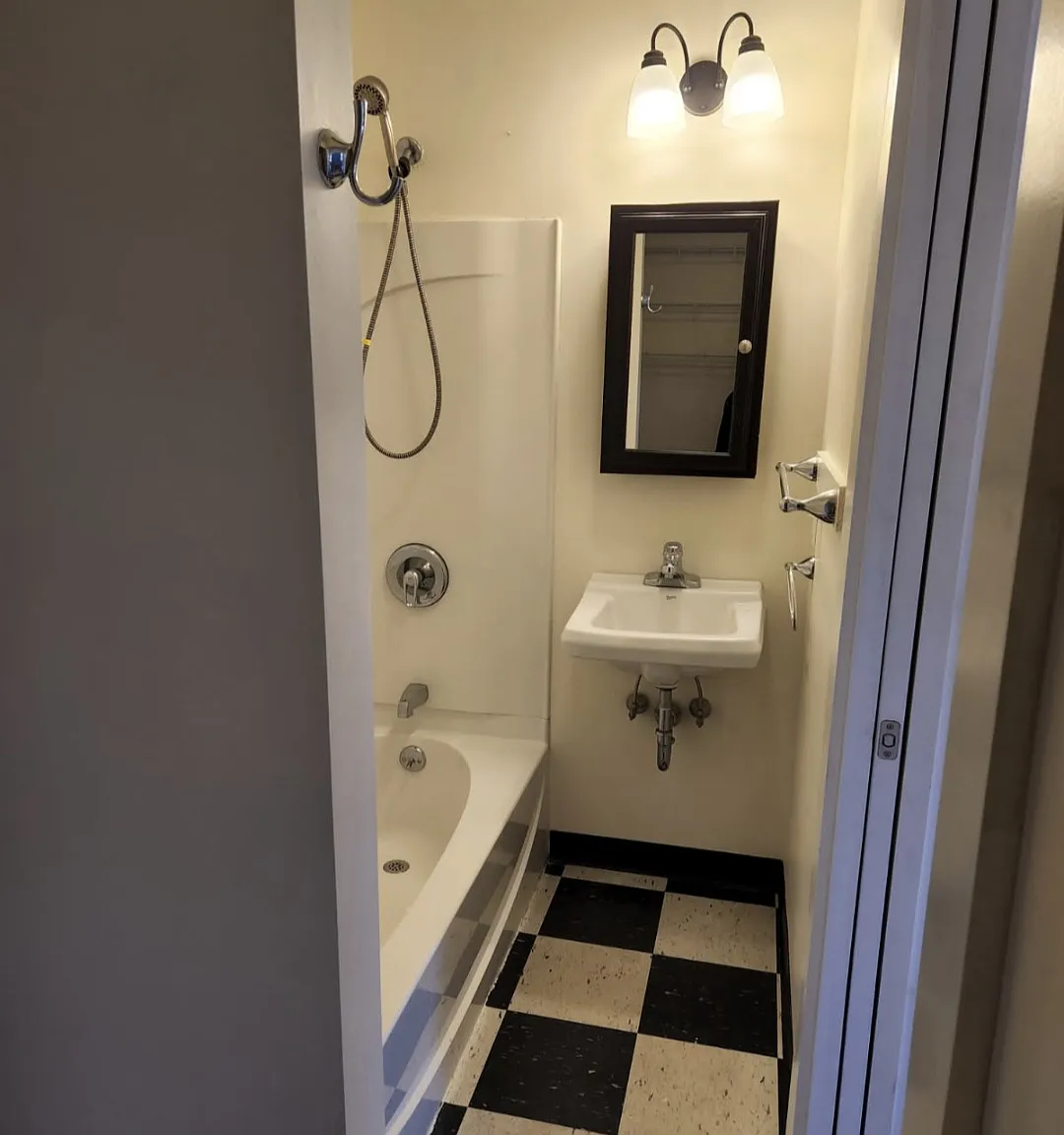3 bed, 1000 sqft, $2,800 — Photo 4