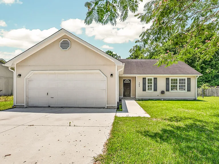 242 Zachary Ln — Photo 1
