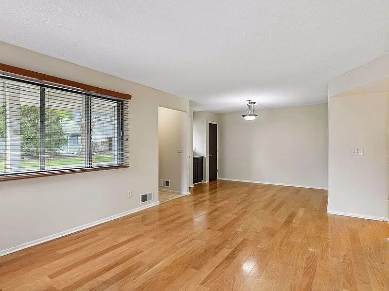 3 bed, 2.0 bath, 1300 sqft, $2,095 — Photo 4