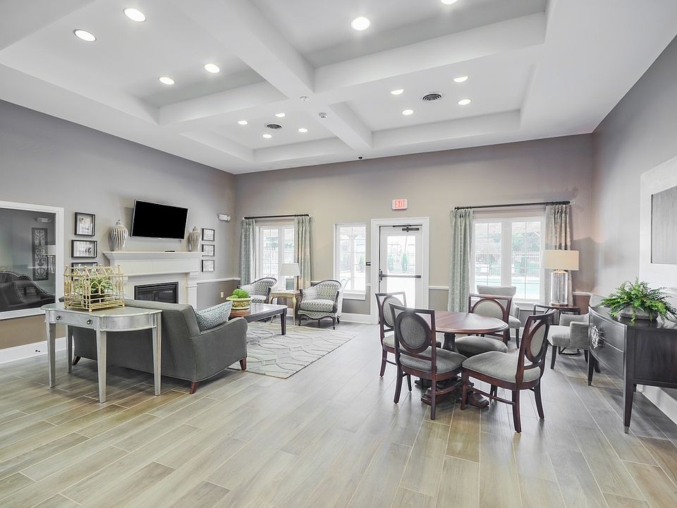 Chateau de Ville Leasing Office