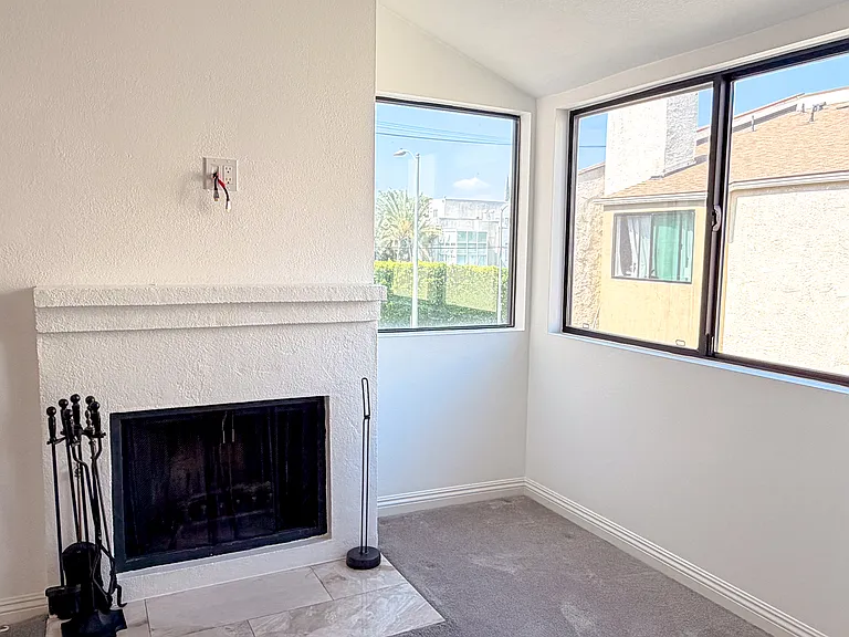 18242 Burbank Blvd #8 — Photo 3