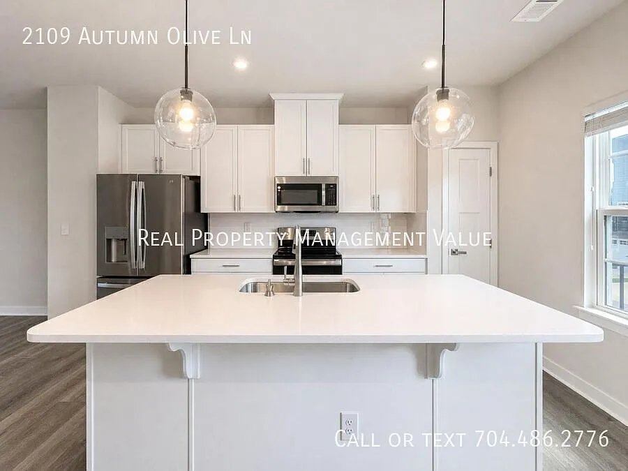 Like-New 3-Bedroom Stallings Townhome with Office, Balcony, Garage, and Easy I-485 Access — Photo 4
