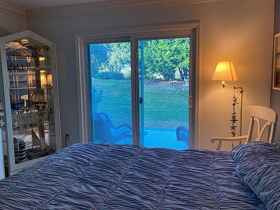 Private entrance to a quiet, "no back door neighbor" yard - that backs up to the beautiful duck ponds at the entrance to Glenview country club golf course. Grill available and lawn furniture to use
