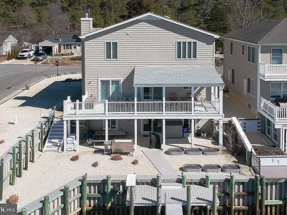 1st image of 20 Edgewater Dr