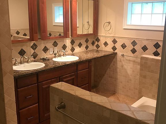 4th image of 11689 Oakwood Ln