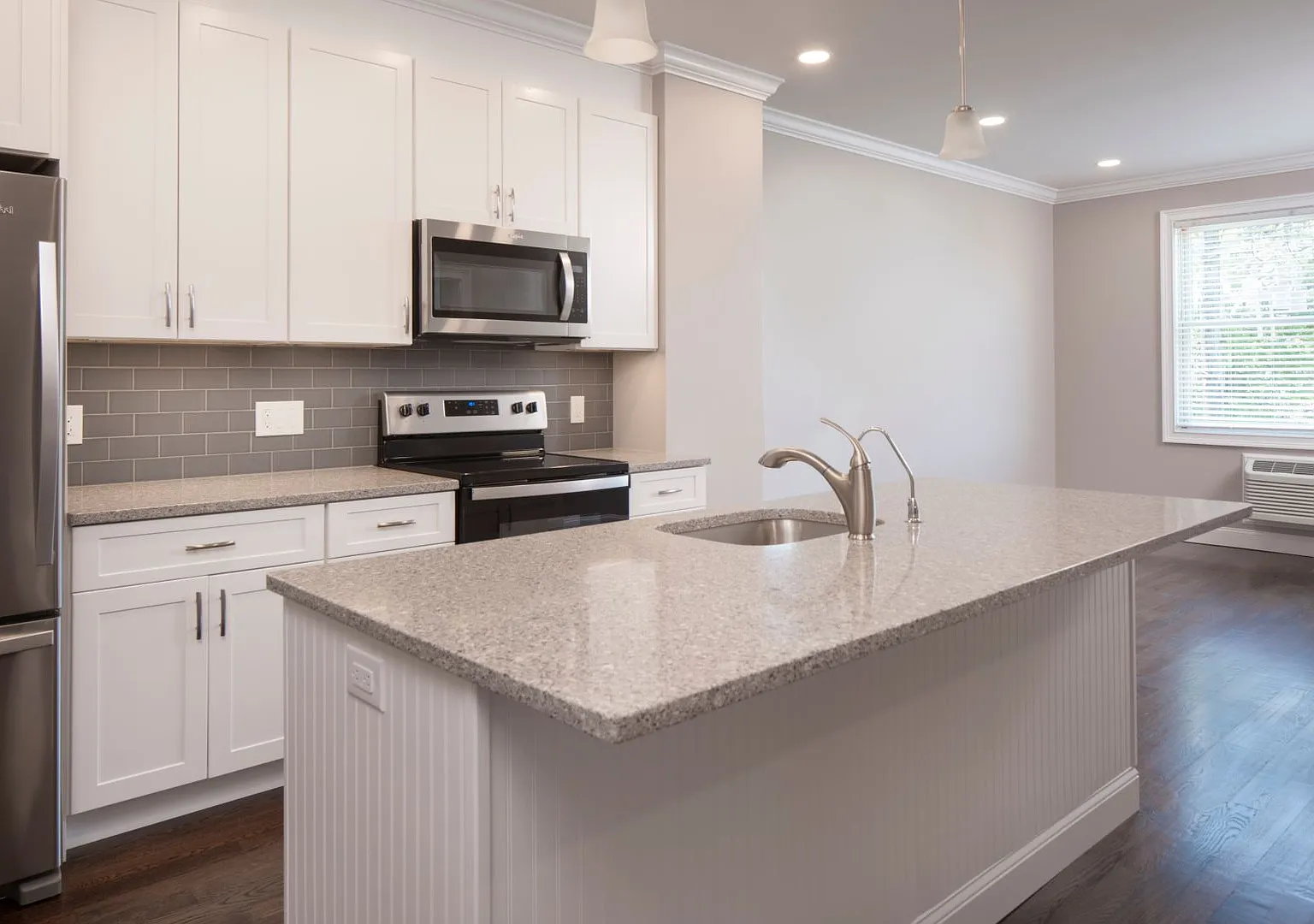 North Washington Square @ Hickory: In-Unit Washer & Dryer, Cold Water, Fitness Center, Sauna, Bar... — Photo 3