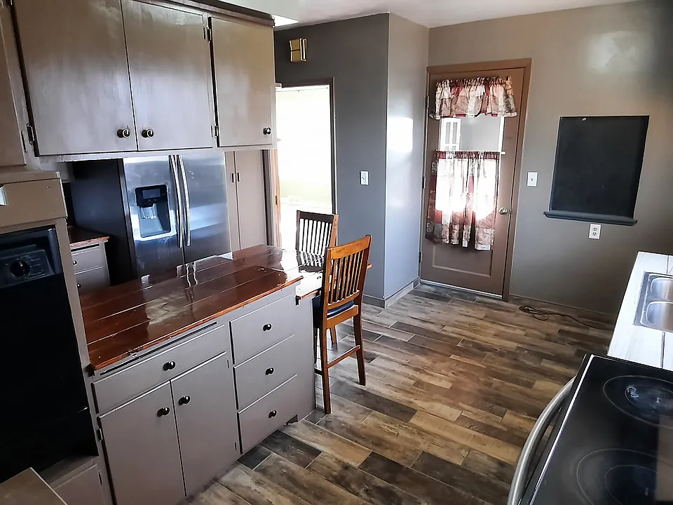 Kitchen with lots of cupboards and counter space!