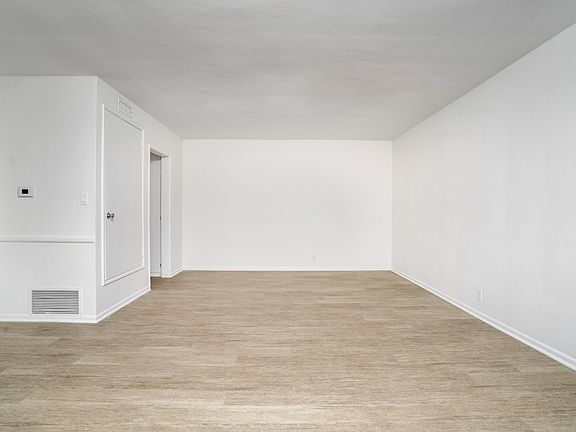 3rd image of 2030 N Beachwood Dr #10