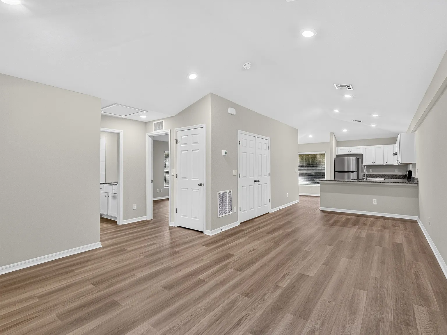 2 bed, 1052 sqft, $1,600 — Photo 4