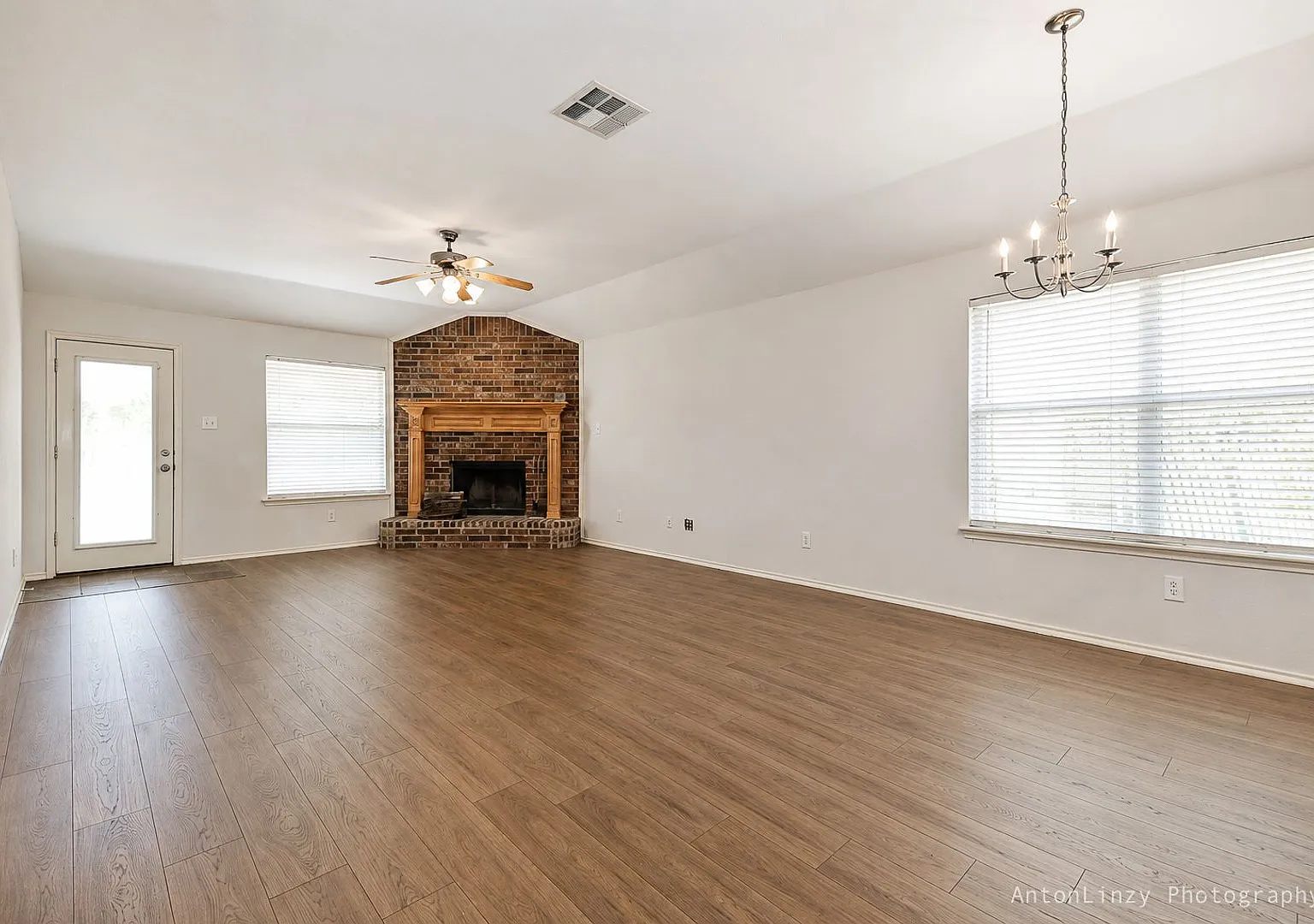 $1,950 3 Bed/2 Bath/2 Garage Ready for Move-in Home in Woodland Creek — Photo 3