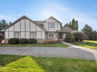 1034 Valley View Dr, Clarkston, MI 48348