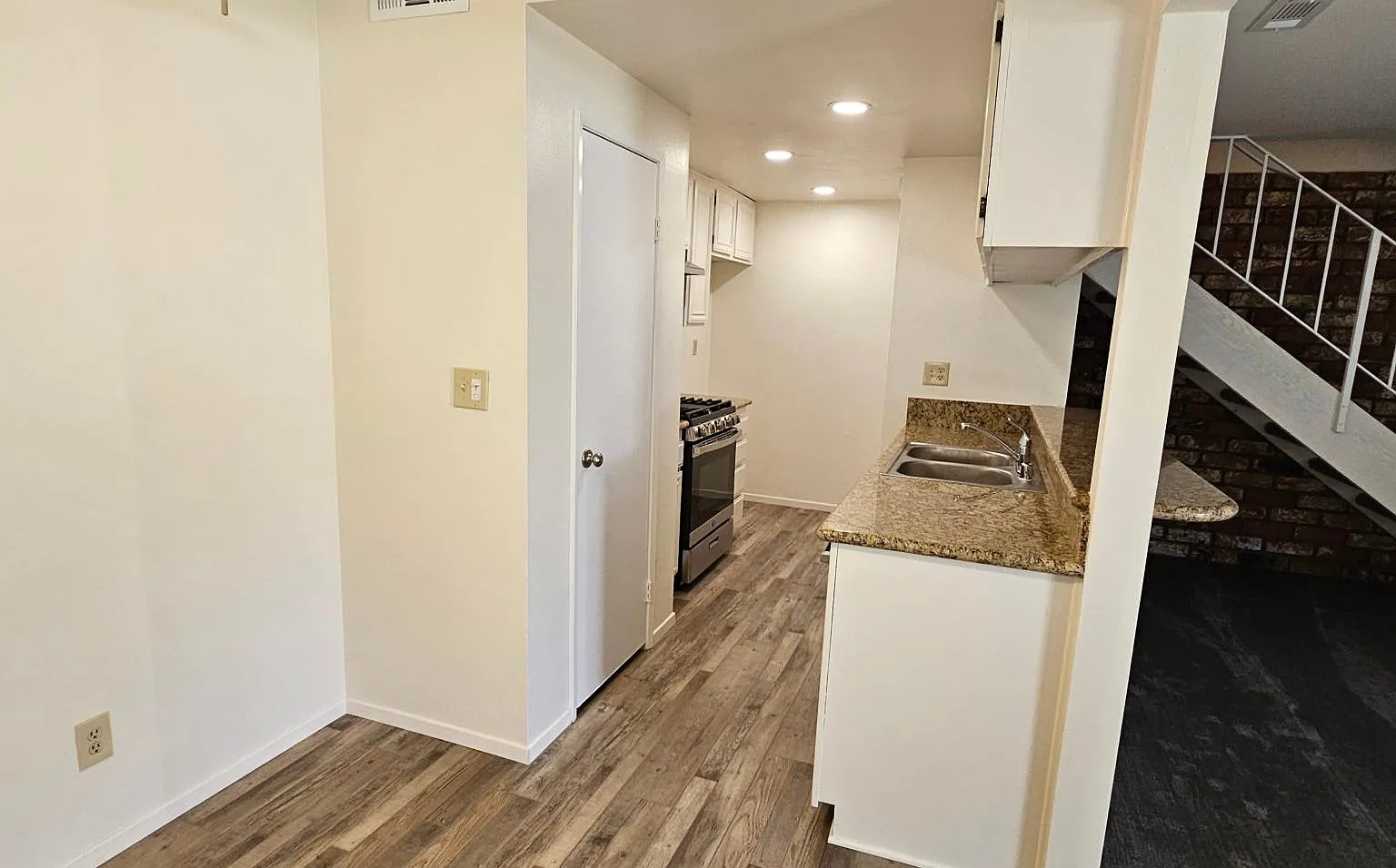 2 bed, 836 sqft, $2,100 — Photo 3