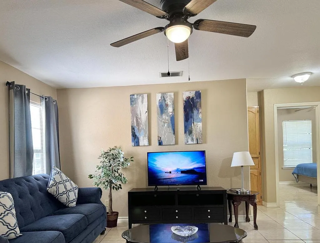 102 E Devon Pl — Photo 4