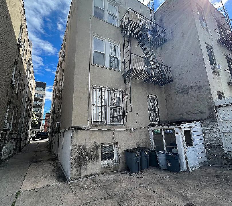 2nd image of 21-24 31st Ave Floor 1
