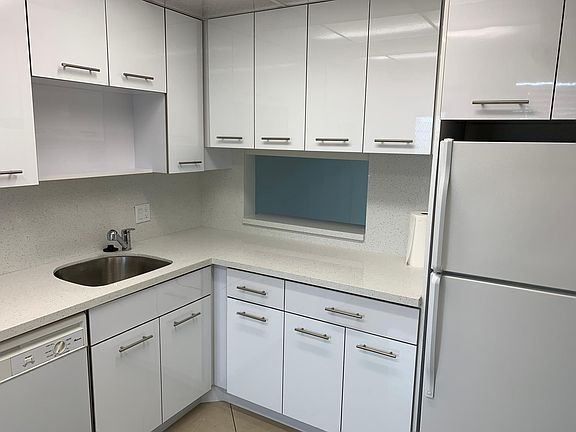 3rd image of 950 Hillcrest Dr APT 304