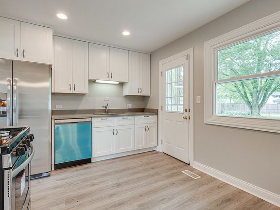 5th image of 842 Yorkshire Dr