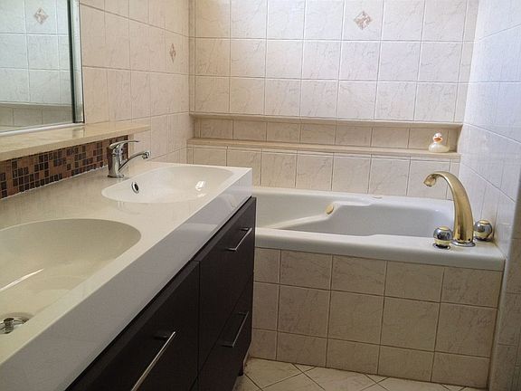 MASTER BATH W/JET TUB