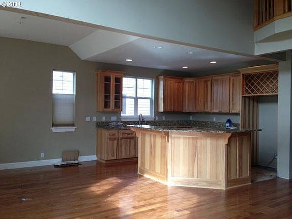 Kitchen w/eating bar