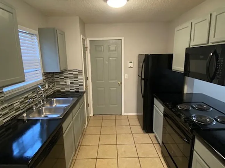 3194 W Parkway Dr — Photo 3