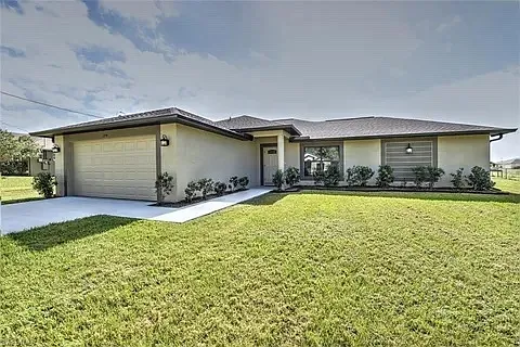 $2,100 - 4 Bedroom / 2 Bath Rental with huge fenced yard on triple lot — Photo 2