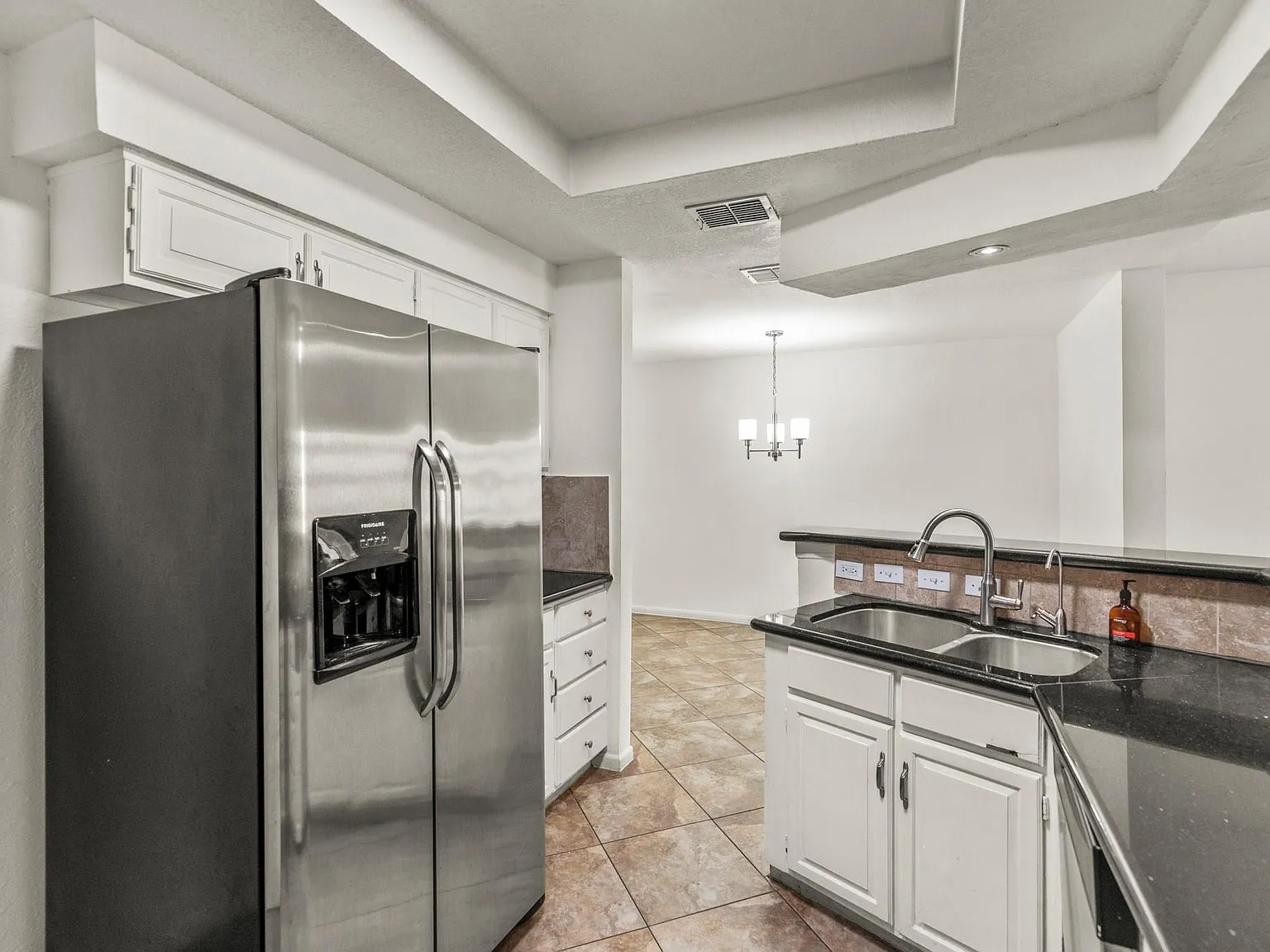 3 bed, 2.5 bath, 1760 sqft, $1,799 — Photo 3