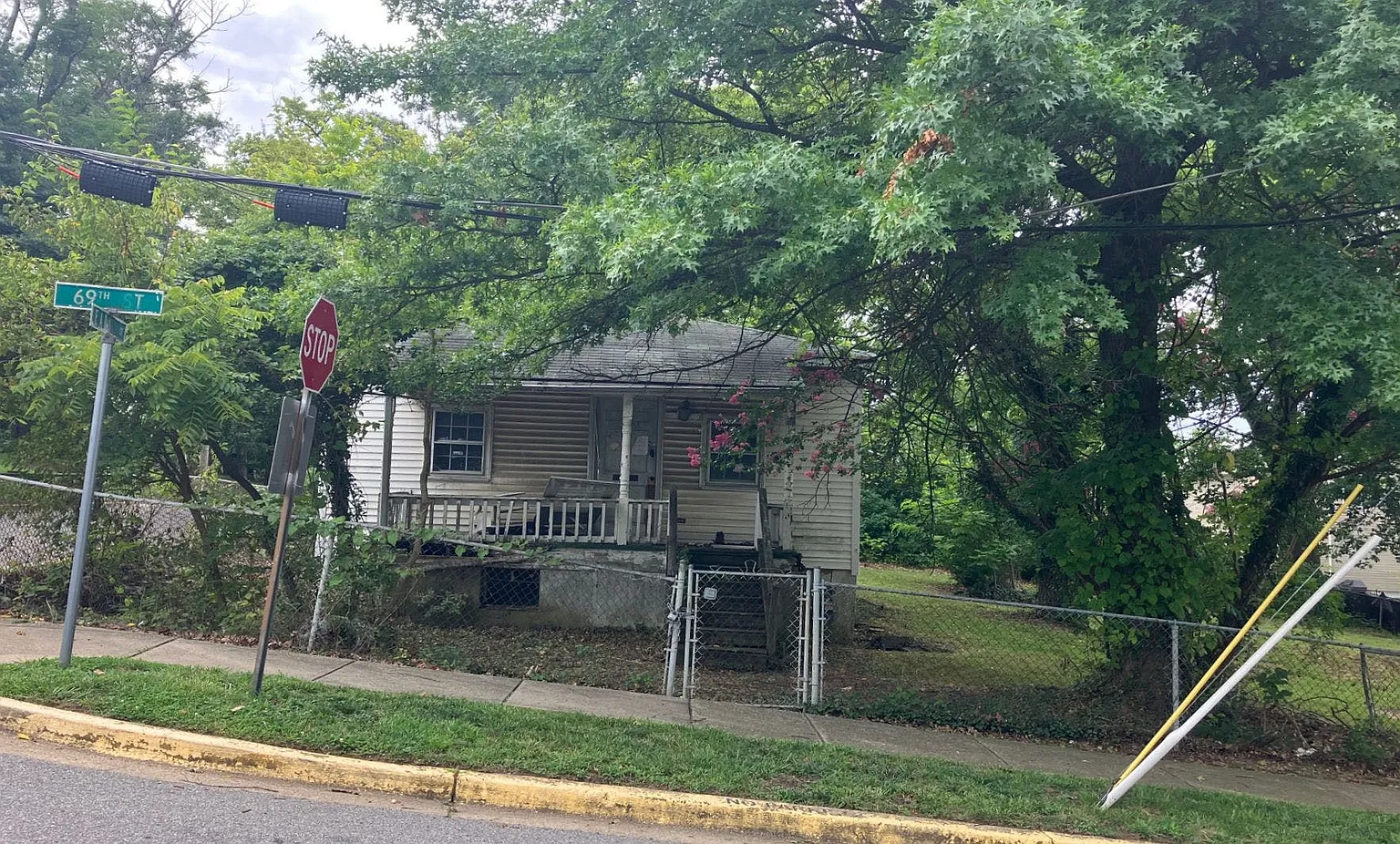 500 69th St photo 1