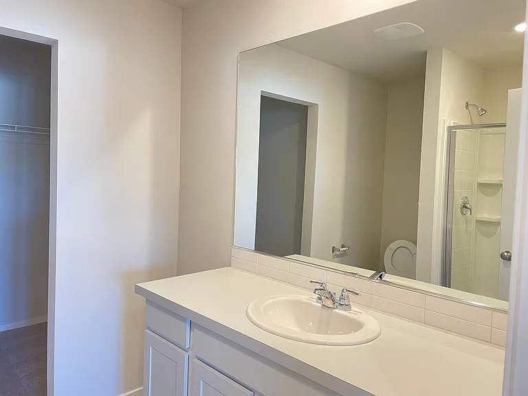 11609 NE 28th St — Photo 3