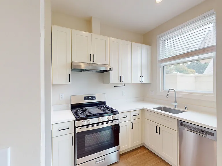 40 Tiffany Ave #6 — Photo 3