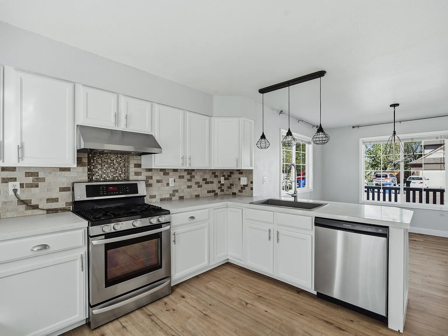 4 bed, 3.5 bath, 2414 sqft, $2,800 — Photo 4