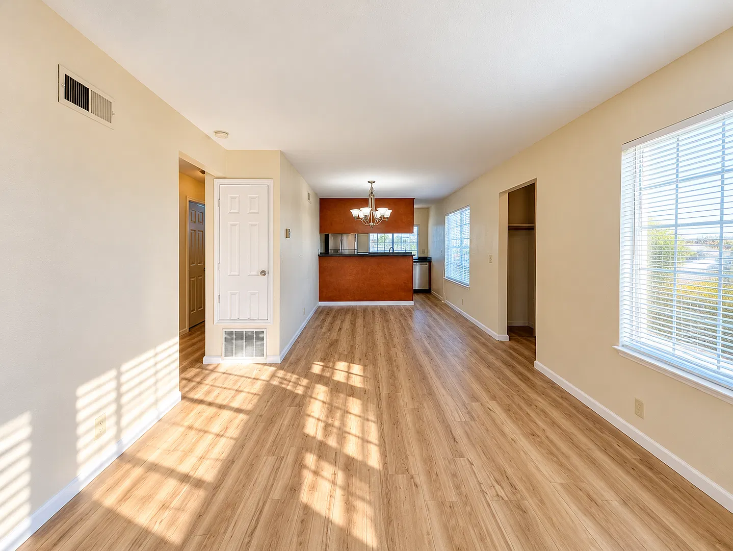 Charming 2-Bedroom Townhome for Rent w/Yard & 2-car Garage! - Union City — Photo 2