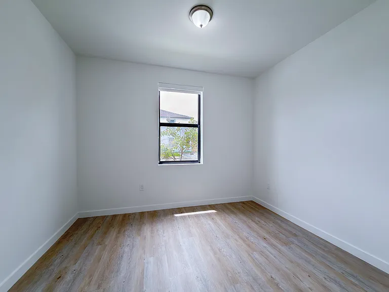 142 NW 10th Pl — Photo 11