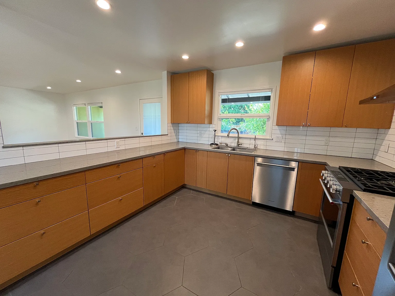 3 bed, 1402 sqft, $4,950 — Photo 2