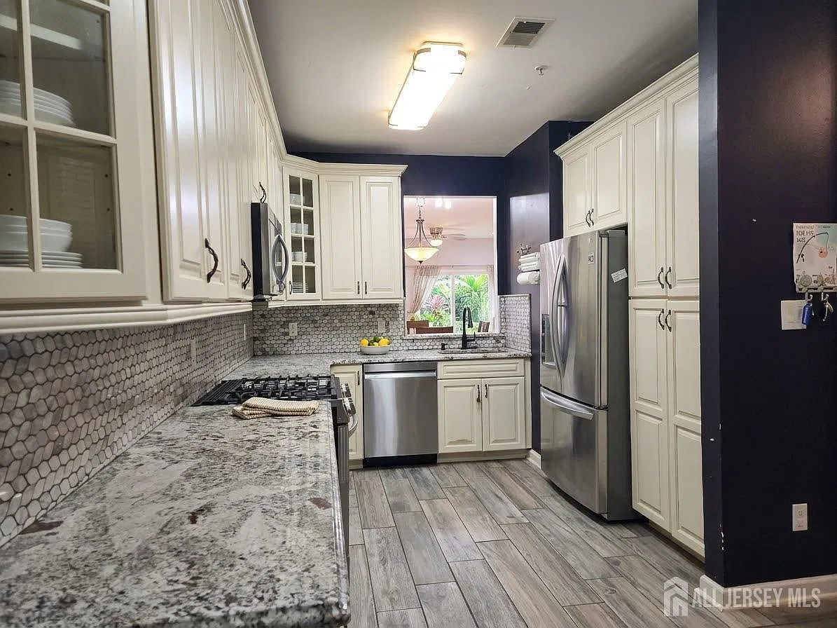3 bed, 2.5 bath, 1933 sqft, $3,550 — Photo 3