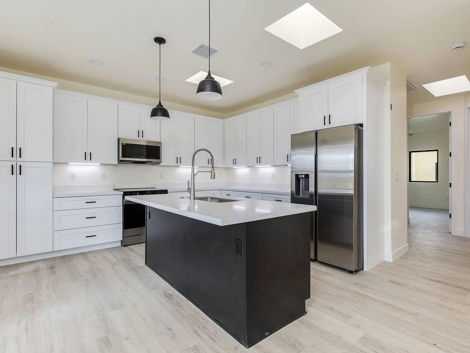 3 bed, 1810 sqft, $3,300 — Photo 3