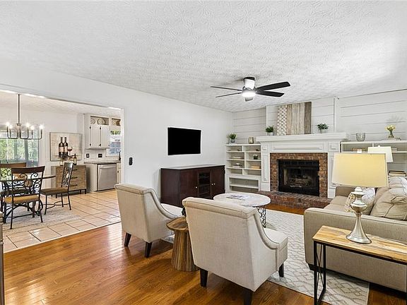 4th image of 2651 Shaw Rd NE